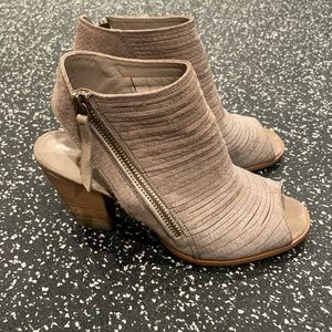 Paul Green Cayanne Peep Toe wedge/ heal Tan  SZ.  3.5 or 6